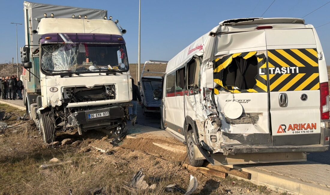 Batuhan KILIÇ/ESKİŞEHİR, (DHA)-ESKİŞEHİR'de TIR'ın 4 araca çarptığı kazada 12 kişi