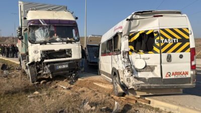 Batuhan KILIÇ/ESKİŞEHİR, (DHA)-ESKİŞEHİR'de TIR'ın 4 araca çarptığı kazada 12 kişi