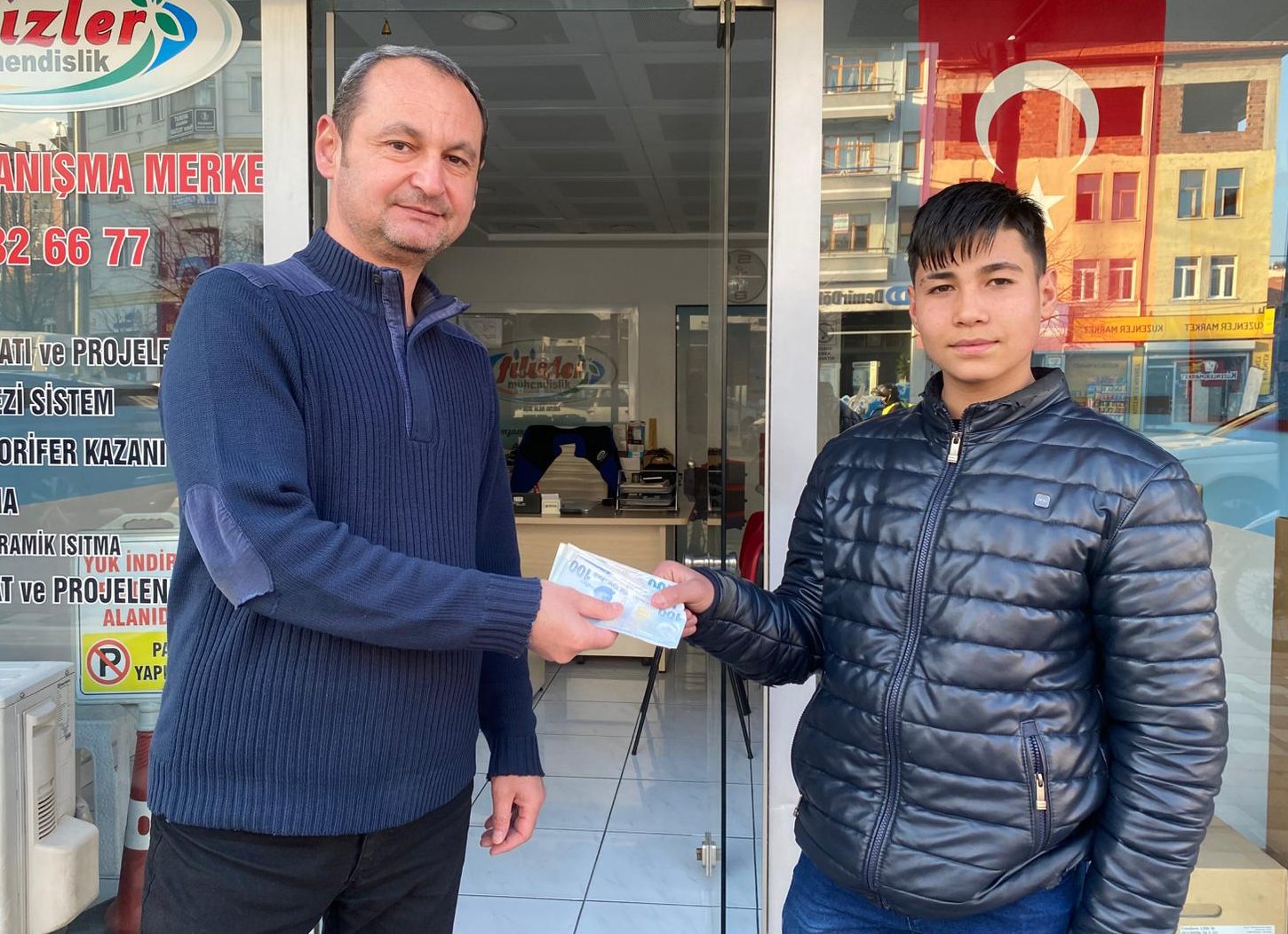 Ali ÇEVİKBAŞ/ISPARTA, (DHA)- ISPARTA'da esnafın yolda bulduğu 1400 lira sahibi
