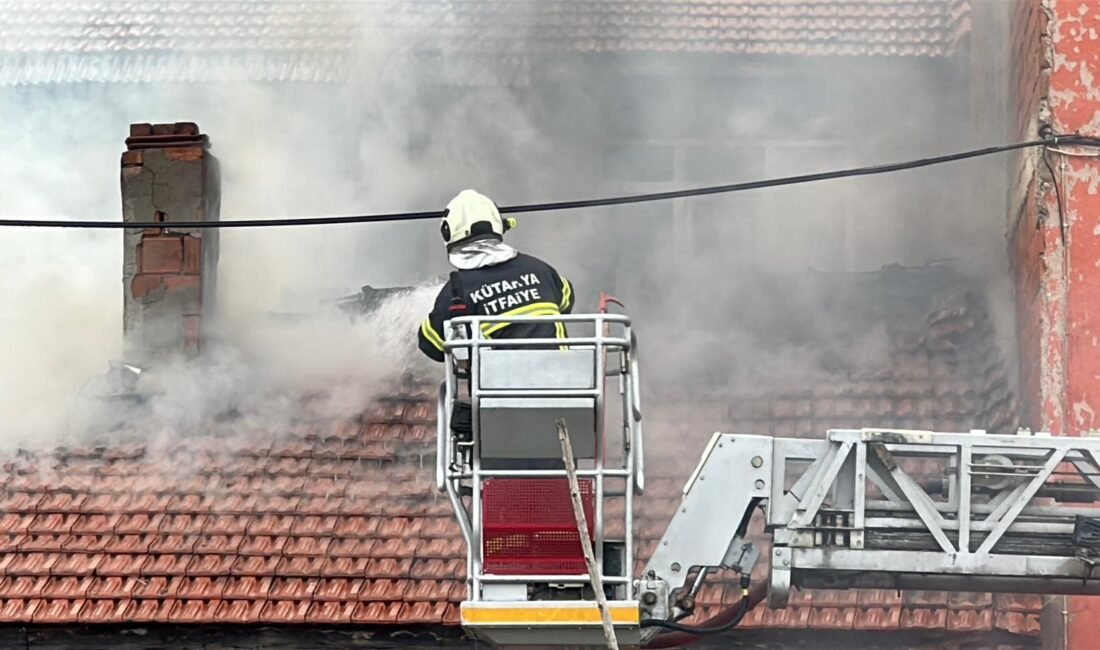 Oğuzhan KILIÇ/KÜTAHYA, (DHA)- KÜTAHYA’da tek katlı evin çatısında çıkan yangın,