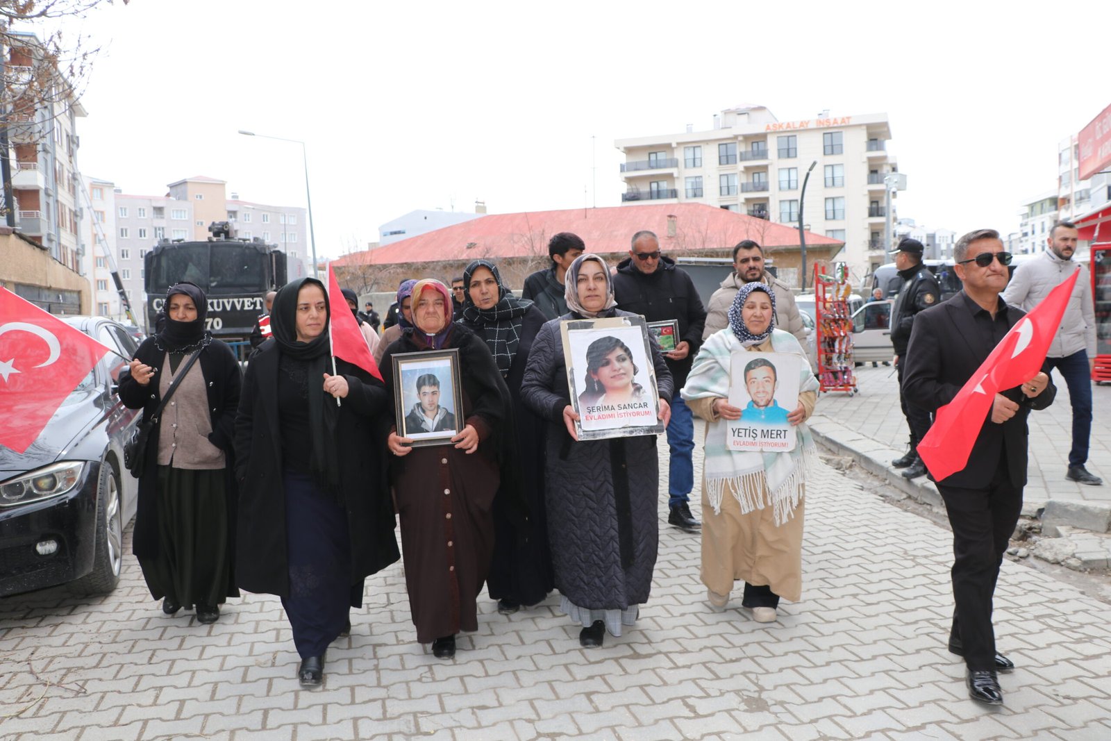 Behçet DALMAZ/VAN, (DHA)- VAN’da çocukları PKK tarafından kaçırılan ailelerin başlattığı