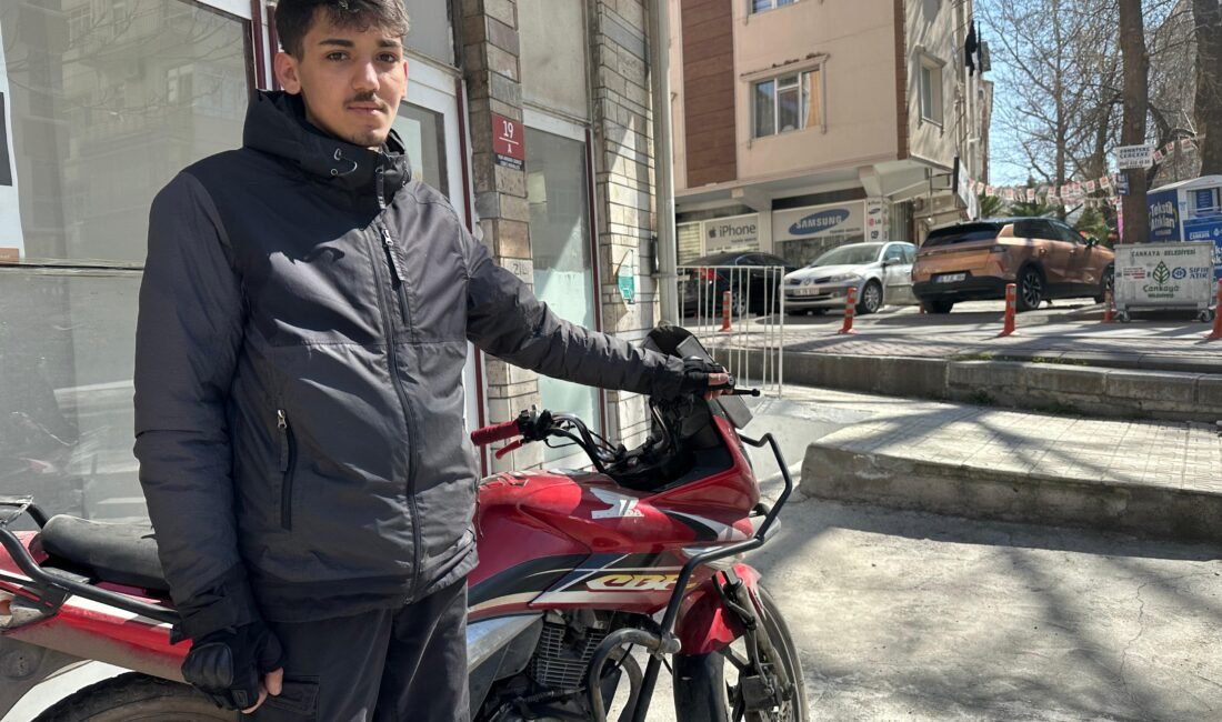 Umutcan ÖREN-Mehmet Gökhan HAKBİLİR/ANKARA, (DHA)- ANKARA'da motokurye Mahmut Cansev (19)