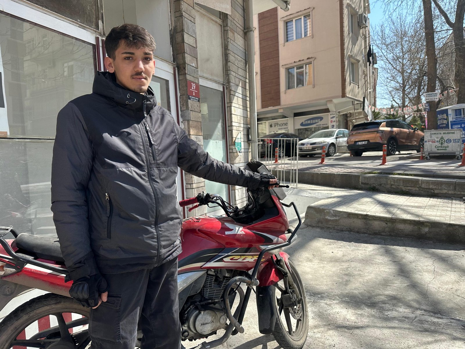 Umutcan ÖREN-Mehmet Gökhan HAKBİLİR/ANKARA, (DHA)- ANKARA'da motokurye Mahmut Cansev (19)