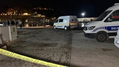 Tunahan KIR/ ANTALYA, (DHA)- ANTALYA'da falezlerde manzara izlemek için oturan