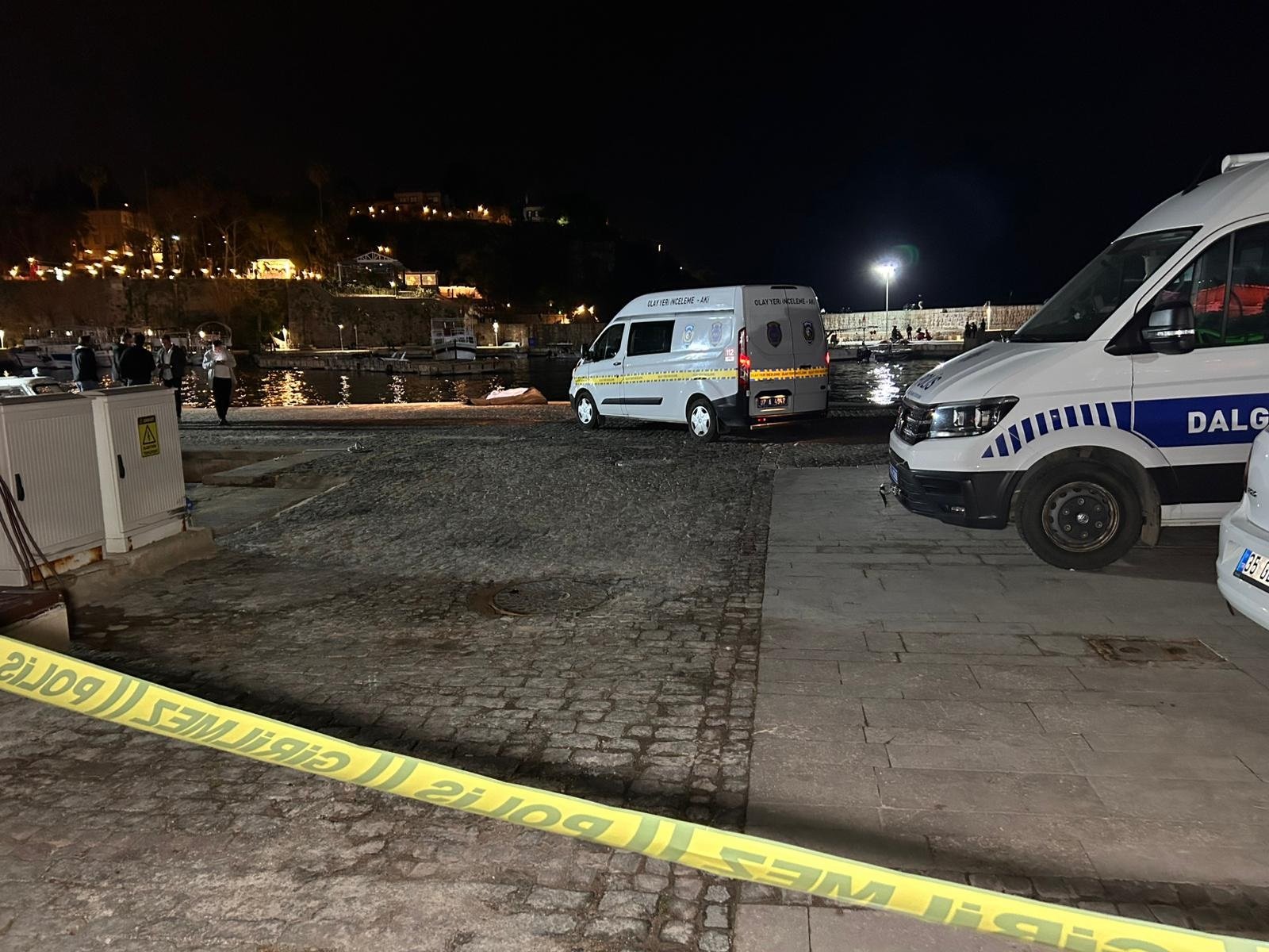 Tunahan KIR/ ANTALYA, (DHA)- ANTALYA'da falezlerde manzara izlemek için oturan