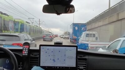 Yavuz YILMAZ/BURSA, (DHA)- BURSA’da sürücülerin fermuar sistemi oluşturarak ambulansa yol