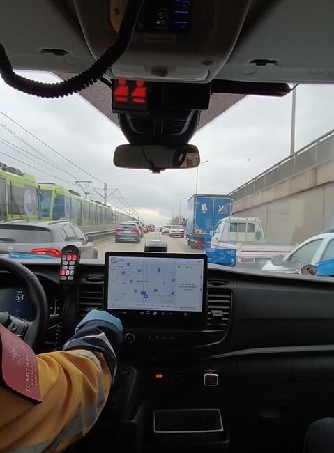 Yavuz YILMAZ/BURSA, (DHA)- BURSA’da sürücülerin fermuar sistemi oluşturarak ambulansa yol