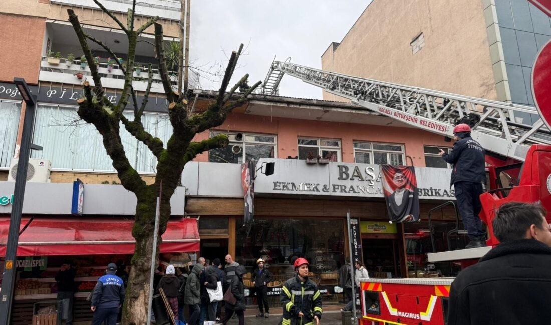 Soner GÜLEZER/İZMİT (Kocaeli), (DHA)-KOCAELİ'nin İzmit ilçesinde fırın bacasının tutuşması ile