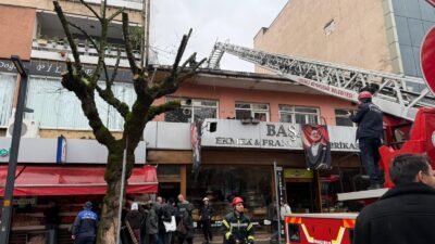 Soner GÜLEZER/İZMİT (Kocaeli), (DHA)-KOCAELİ'nin İzmit ilçesinde fırın bacasının tutuşması ile