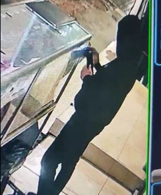 Fiyat sormak için girdiği iş yerinin vitrinindeki cep telefonunu çaldı Yusuf YILDIZ/ADANA, (DHA)- ADANA’da bir iş yerine fiyat sorma bahanesiyle