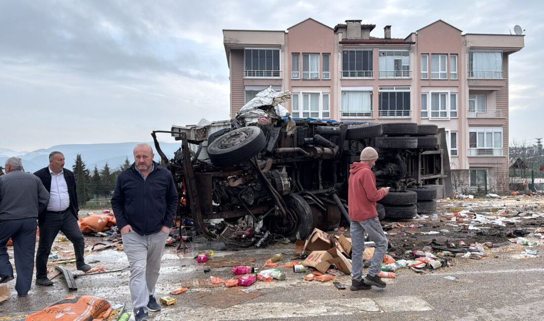 Ali Göktan TEKER/VEZİRKÖPRÜ (Samsun), (DHA)- SAMSUN'un Vezirköprü ilçesinde 5 aracın