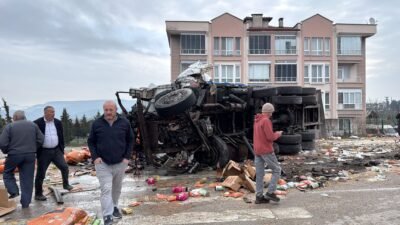 Ali Göktan TEKER/VEZİRKÖPRÜ (Samsun), (DHA)- SAMSUN'un Vezirköprü ilçesinde 5 aracın