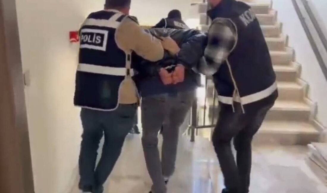 Gaziantep’te darp ve tehditle 3 milyon TL isteyen 5 kişi yakalandı Nuray UZATMAZ/GAZİANTEP,(DHA)-GAZİANTEP’te önünü kestikleri iş insanı M.E.A.'dan darp ve tehditle