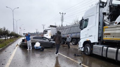 Kadir ÇELİK/İSLAHİYE (Gaziantep), (DHA) - GAZİANTEP’in İslahiye ilçesinde sürücüsünün kontrolünü