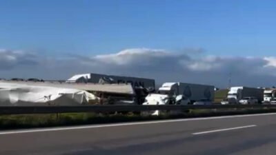 Kadir ÇELİK/NURDAĞI (Gaziantep), (DHA)-GAZİANTEP'in Nurdağı ilçesinde TIR'ın, arkadan otomobile çarpıp