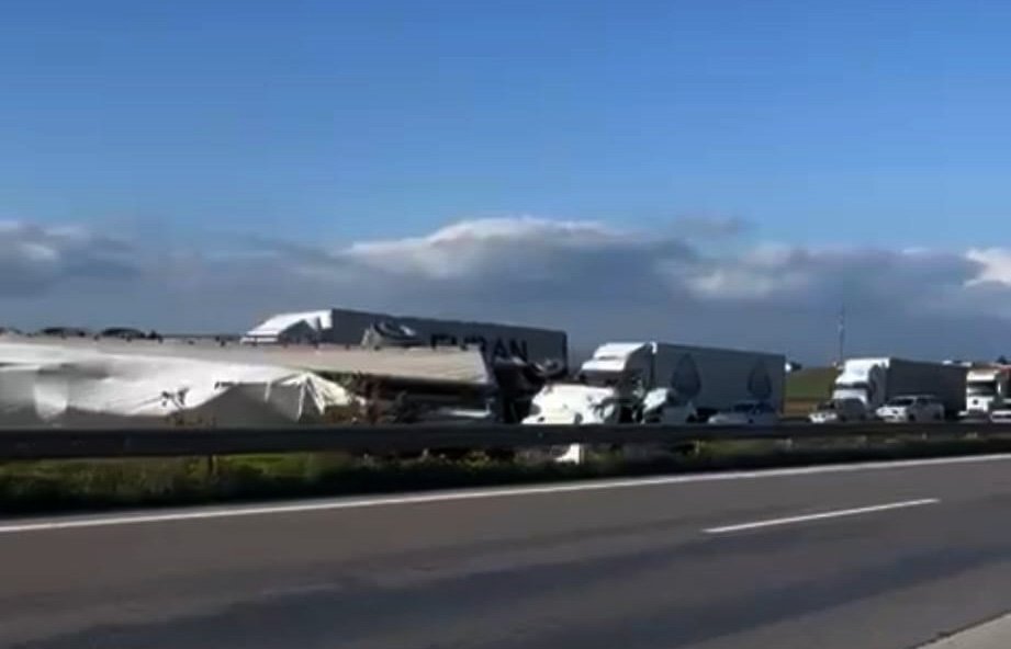 Kadir ÇELİK/NURDAĞI (Gaziantep), (DHA)-GAZİANTEP'in Nurdağı ilçesinde TIR'ın, arkadan otomobile çarpıp