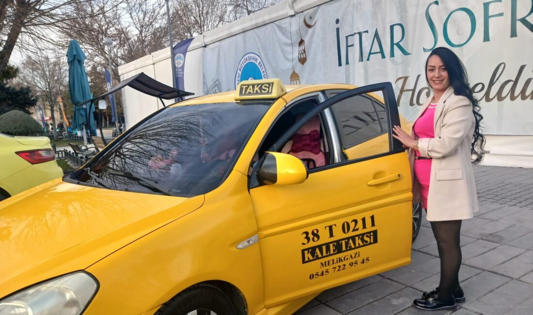 Gezme merakıyla direksiyon başına geçen Gizem, 2 yıldır taksicilik yapıyor Hikaye GENÇ/KAYSERİ, (DHA)- KAYSERİ'de 2 yıldır taksi sürücülüğü yapan Gizem
