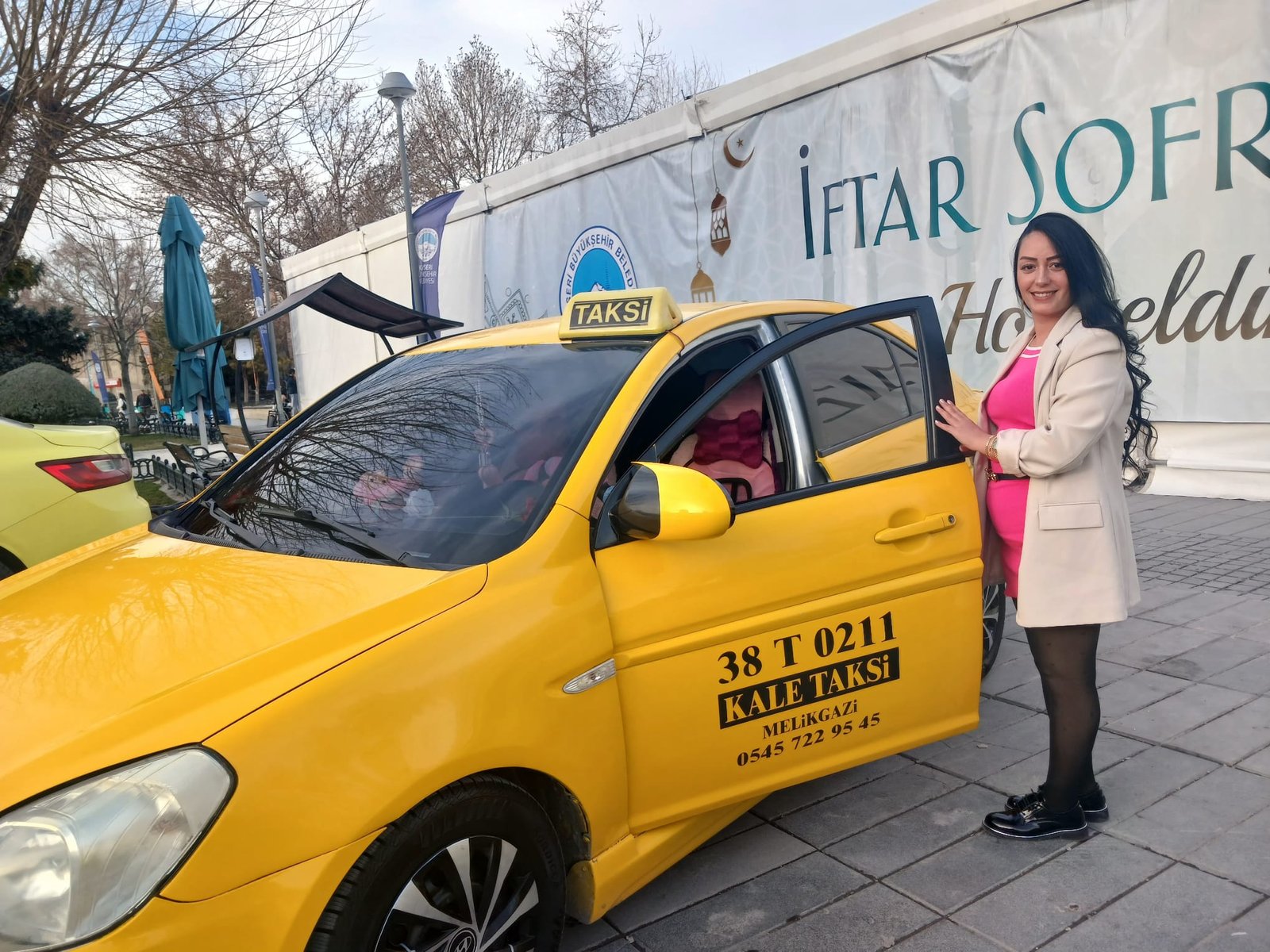 Hikaye GENÇ/KAYSERİ, (DHA)- KAYSERİ'de 2 yıldır taksi sürücülüğü yapan Gizem