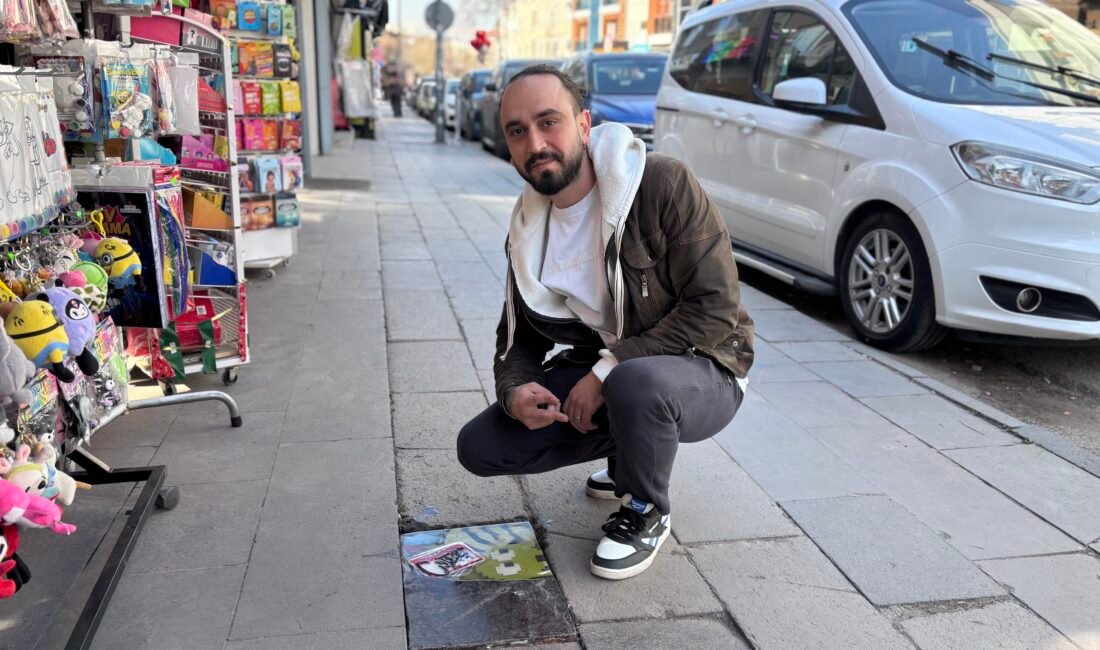 Mikail KARAMAN-Canberk ÖZTÜRK/ANKARA, (DHA)- ANKARA'da sokak sanatkarı Ozan Kıran, kentte