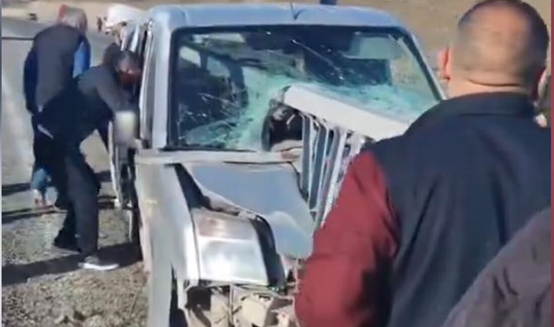 Hafif ticari araç bariyere çarptı: 1’i ağır, 2 yaralı Aziz ÖNAL/KARAKOÇAN (Elazığ), (DHA)- BİNGÖL’ün Karakoçan ilçesinde hafif ticari araç