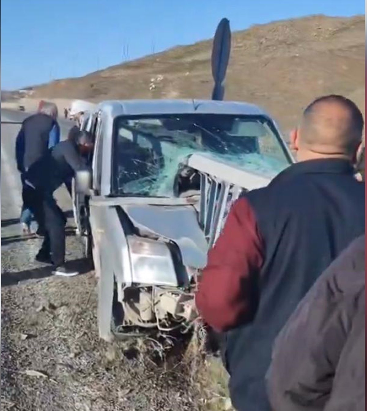 Aziz ÖNAL/KARAKOÇAN (Elazığ), (DHA)- BİNGÖL’ün Karakoçan ilçesinde hafif ticari araç