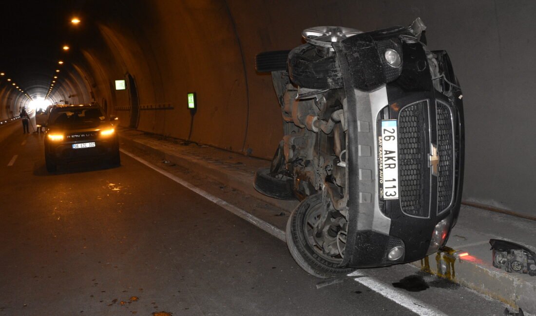 Hafif ticari araç ile araba tünelde çarpıştı: 2 yaralı Özcan ÇİRİŞ/BİTLİS, (DHA)- BİTLİS’teki 8 Ağustos Tüneli’nde, hafif ticari araç