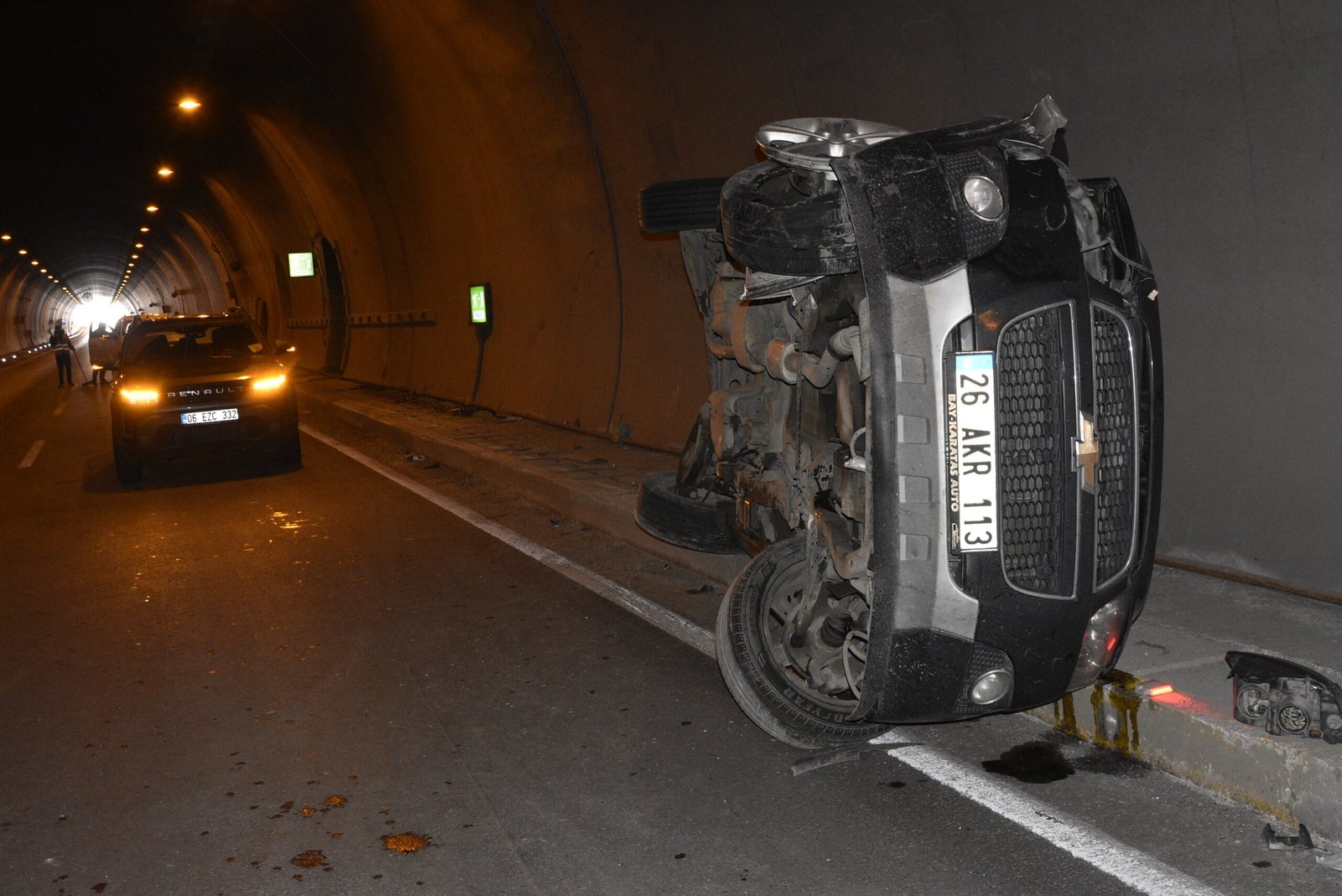 Özcan ÇİRİŞ/BİTLİS, (DHA)- BİTLİS’teki 8 Ağustos Tüneli’nde, hafif ticari araç