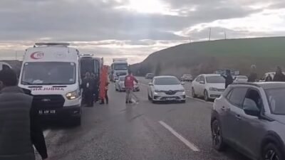 ADIYAMAN, (DHA)- ADIYAMAN'ın Kahta ilçesinde hafif ticari araç ile otomobilin
