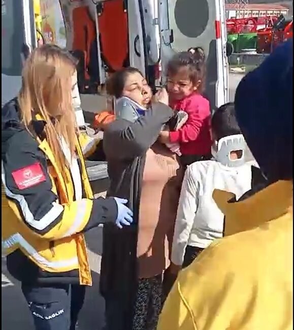 Mutlu YUCA-Zübeyde ÖZMEN/BOLU, (DHA)- BOLU’da hafriyat kamyonunun çarptığı otomobilin devrilmesi