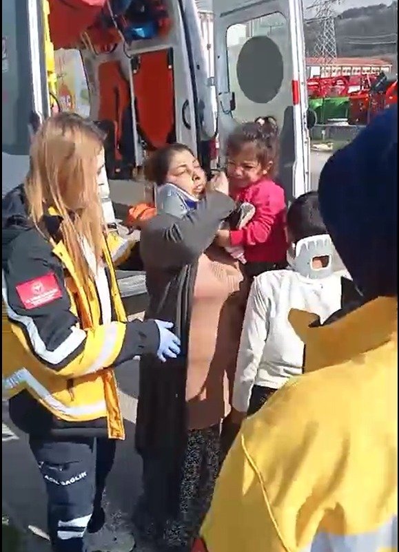 Mutlu YUCA-Zübeyde ÖZMEN/BOLU, (DHA)- BOLU’da hafriyat kamyonunun çarptığı otomobilin devrilmesi