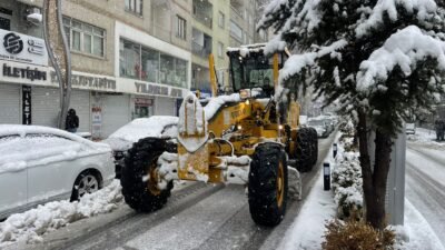Mehmet ÖZKAN/HAKKARİ, (DHA)- HAKKARİ'de dün etkili olan yoğun kar yağışı