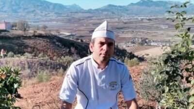 Ömer KOÇ/KAHRAMANMARAŞ, (DHA)- KAHRAMANMARAŞ’ta halı sahada maç yaparken, durduğu kalede