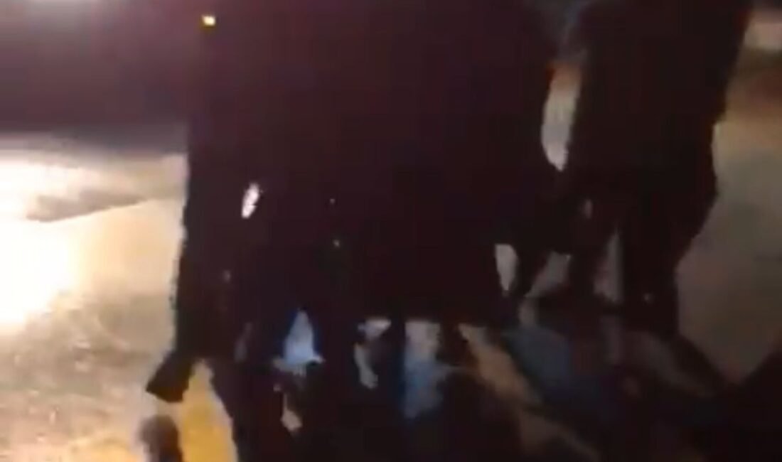 Hasarlı kaza sonrası sürücünün darbedildiği anlar kamerada Yiğithan HÜYÜK/BURSA, (DHA)- BURSA’da meydana gelen hasarlı kazanın ardından çıkan