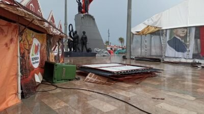 Ufuk AKTUĞ/İSKENDERUN(Hatay), (DHA)-HATAY’ın İskenderun ilçesinde etkili olan kuvvetli rüzgarda bazı