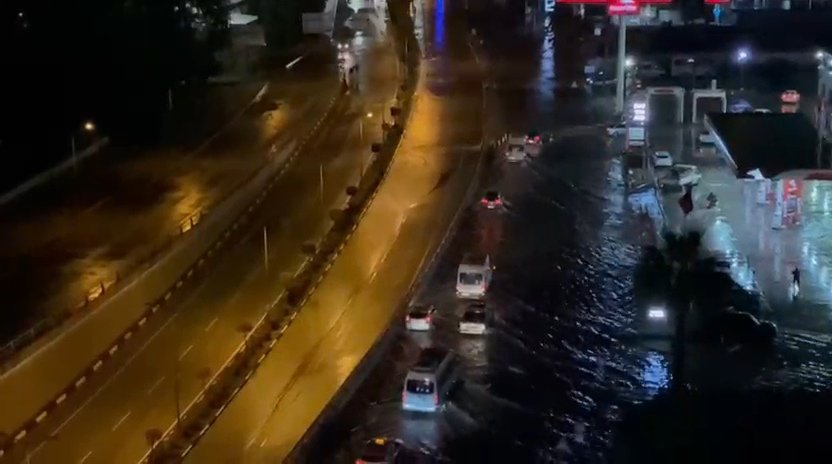 Ufuk AKTUĞ/ İSKENDERUN(Hatay), (DHA)- HATAY'ın İskenderun ilçesinde etkili olan sağanak