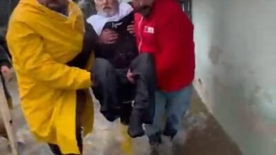 EVLERİNDE MAHSUR KALANLAR KURTARILDI Hatay'ın Reyhanlı ilçesinde dolu ve sağanak