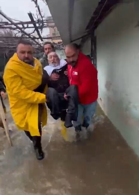 EVLERİNDE MAHSUR KALANLAR KURTARILDI Hatay'ın Reyhanlı ilçesinde dolu ve sağanak