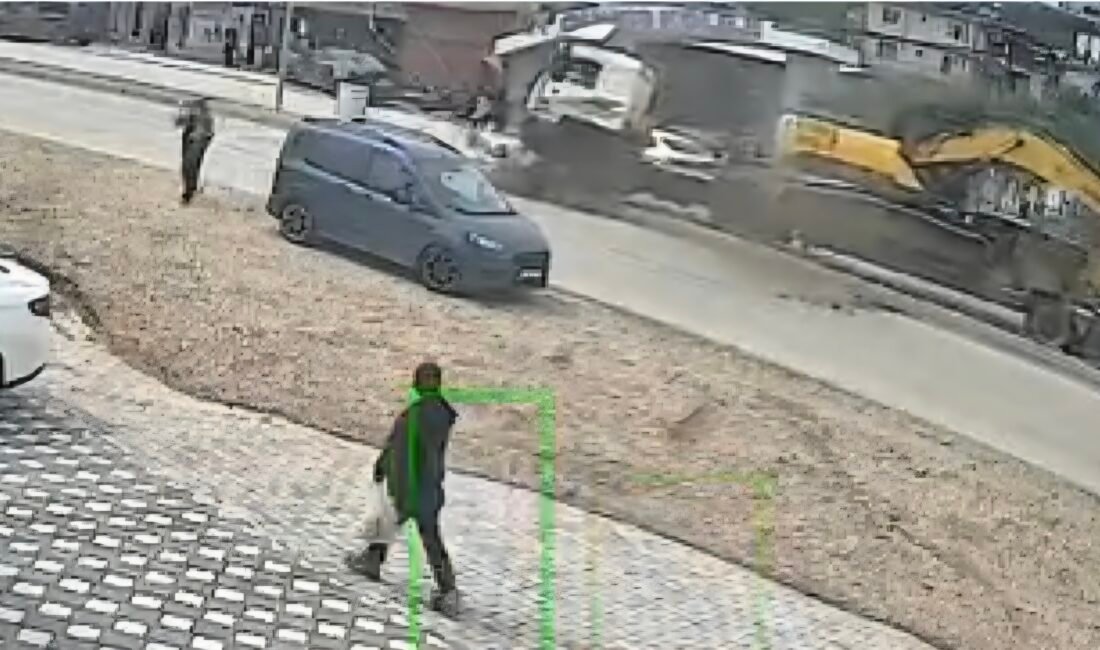 Alican GÜMÜŞ/HATAY, (DHA) - HATAY’ın Defne ilçesinde şoförünün kontrolünü yitirdiği