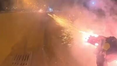 Hüseyin İÇLİ/DİYARBAKIR, (DHA)- DİYARBAKIR’da bir motosikletli, düzeneğe koyduğu havai fişekleri