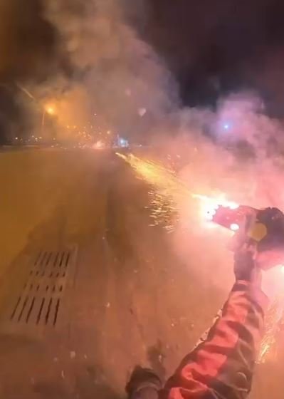 Hüseyin İÇLİ/DİYARBAKIR, (DHA)- DİYARBAKIR’da bir motosikletli, düzeneğe koyduğu havai fişekleri