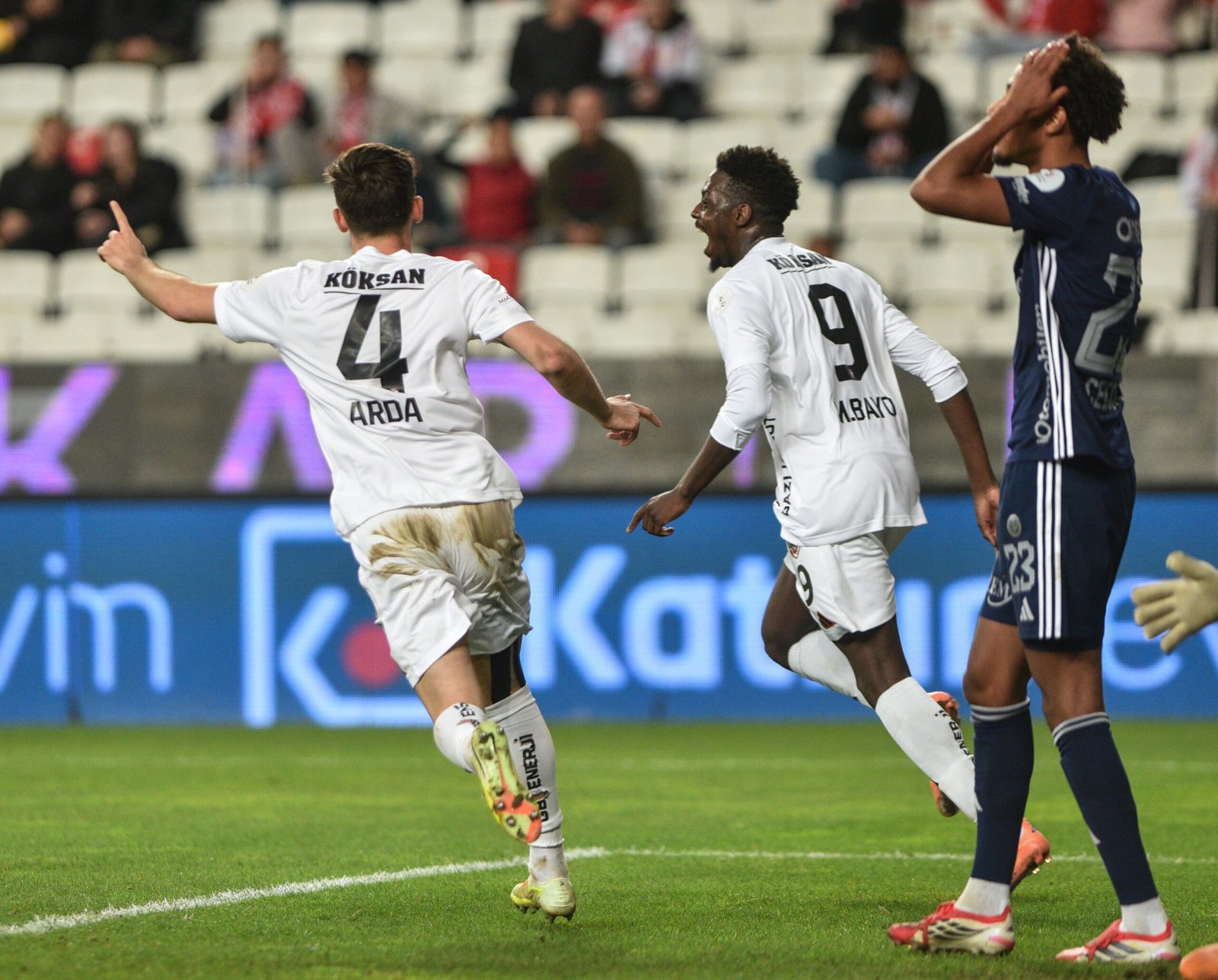 Adem AKALAN/ANTALYA, (DHA) - HAKEMLER: Gürcan Hasova, Erkan Akbulut, Ali