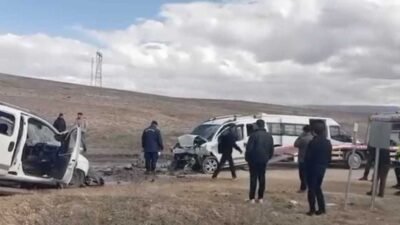 Recep BAĞDAT/MALATYA, (DHA)- MALATYA'nın Darende ilçesinde iki hafif ticari aracın