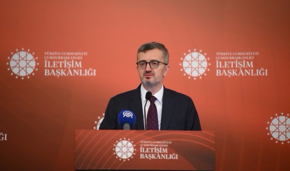 İletişim Başkanı Duran, iftarda basın mensupları ile bir araya geldi ANKARA,(DHA)- İLETİŞİM Başkanı Burhanettin Duran, İstanbul’da düzenlenen iftar programında basın
