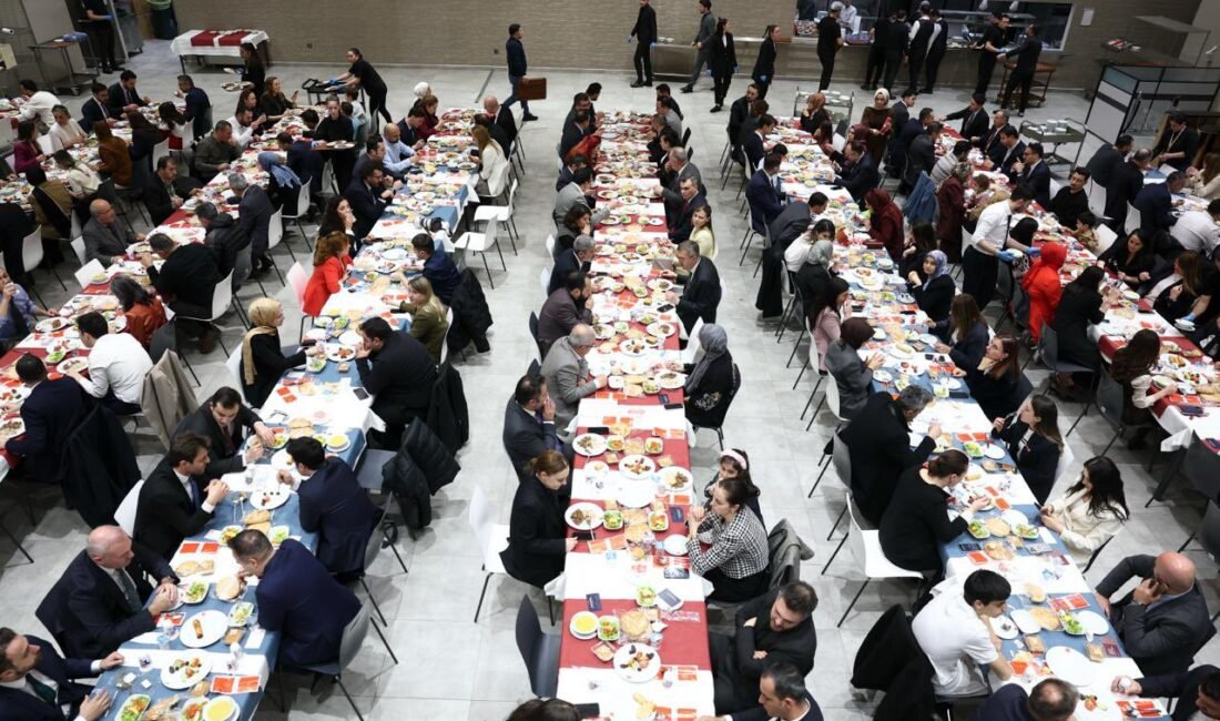 ANKARA, (DHA)- İLETİŞİM Başkanı Burhanettin Duran, İletişim Başkanlığı çalışanlarıyla iftar