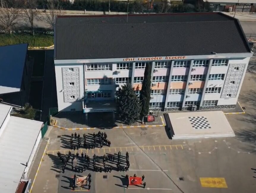 İlkokul öğrencileri Çanakkale şehitlerini özel koreografi ile andı Ebru VARDAR/ BURSA, (DHA)- BURSA’da 130 ilkokul öğrencisi hazırladıkları ‘Dur