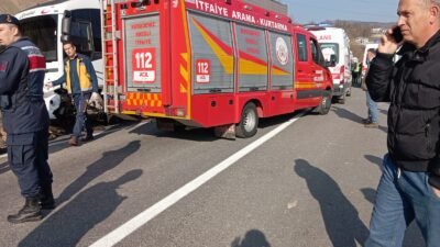 Sinan KABATEPE/EREĞLİ(Zonguldak), (DHA)- ZONGULDAK’ın Ereğli ilçesinde işçi taşıyan servis midibüsü