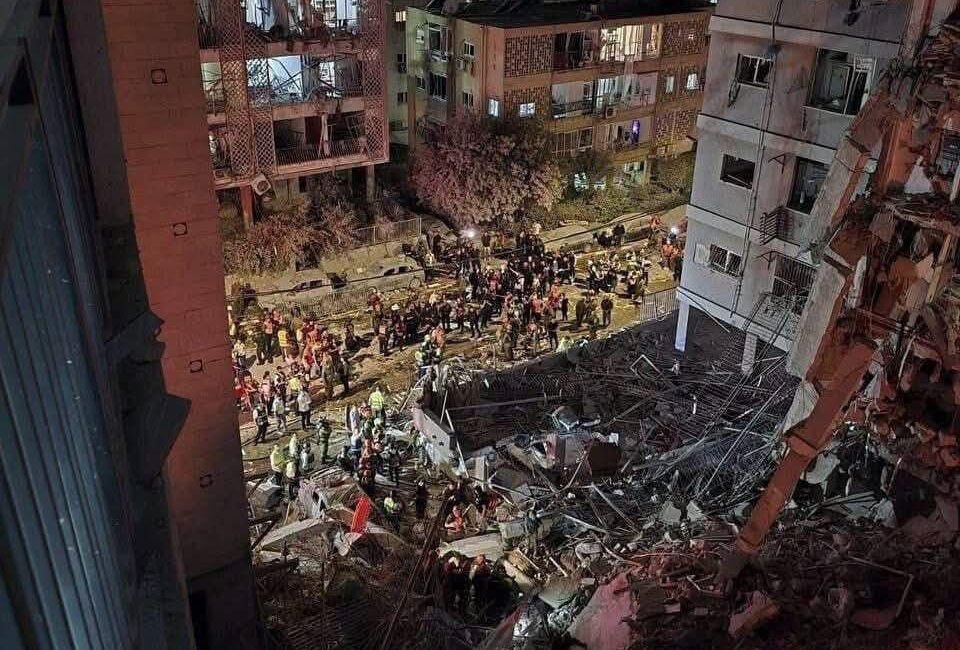 İSRAİL, (DHA)- İsrail'in Güneyindeki Arad kenti İran füzeleriyle vuruldu. İsrail