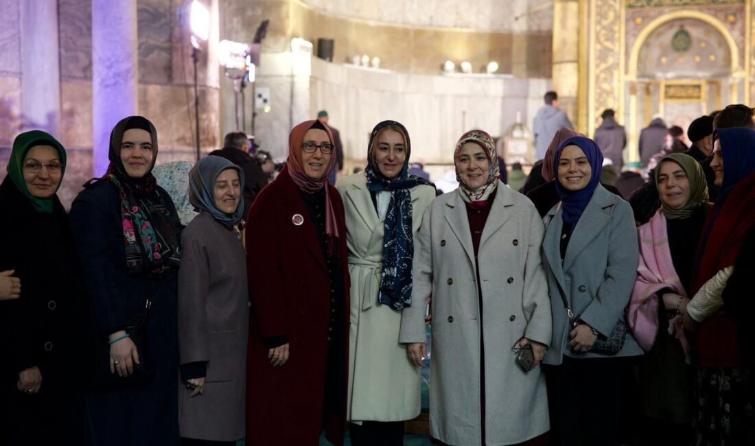 İstanbul – AK Parti Kadın Kolları’ndan Ayasofya Camii’nde 300 bin hatim duası İSTANBUL (DHA)- AK Parti Genel Merkez Kadın Kolları Başkanlığı tarafından