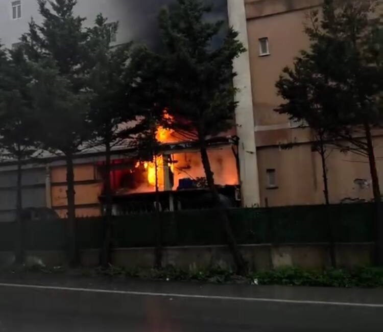 İstanbul- Arnavutköy’de fabrikada çıkan yangın söndürüldü Baran AKKAYA - Taylan ERGÜN / İSTANBUL, (DHA) - ARNAVUTKÖY’de