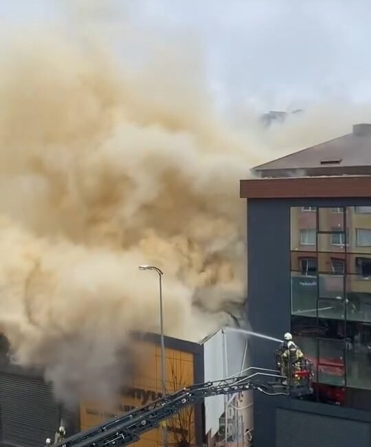 Murat SOLAK / İSTANBUL, (DHA) - ATAŞEHİR'de 2 katlı metal